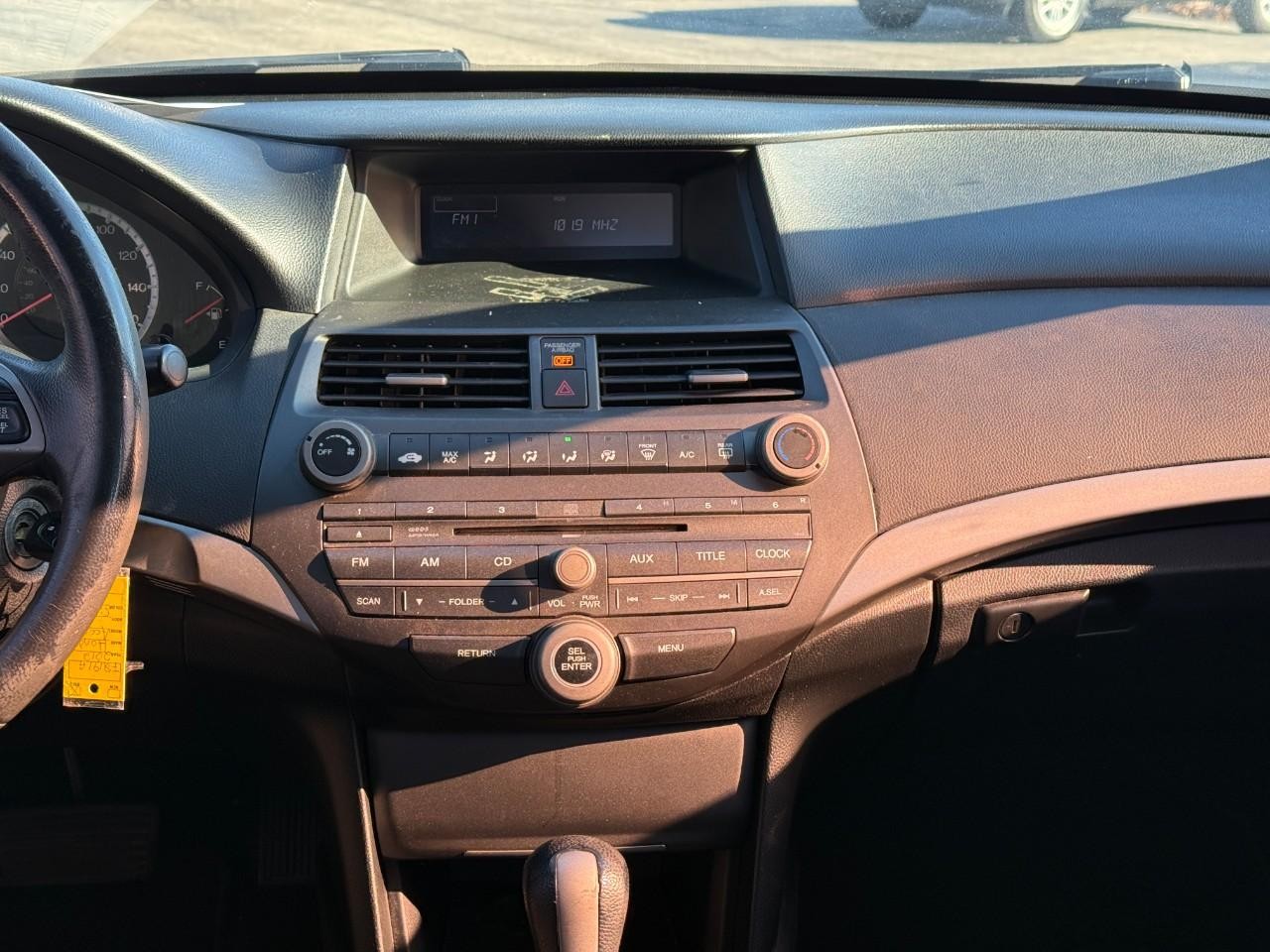 Honda Accord Sedan Vehicle Full-screen Gallery Image 11