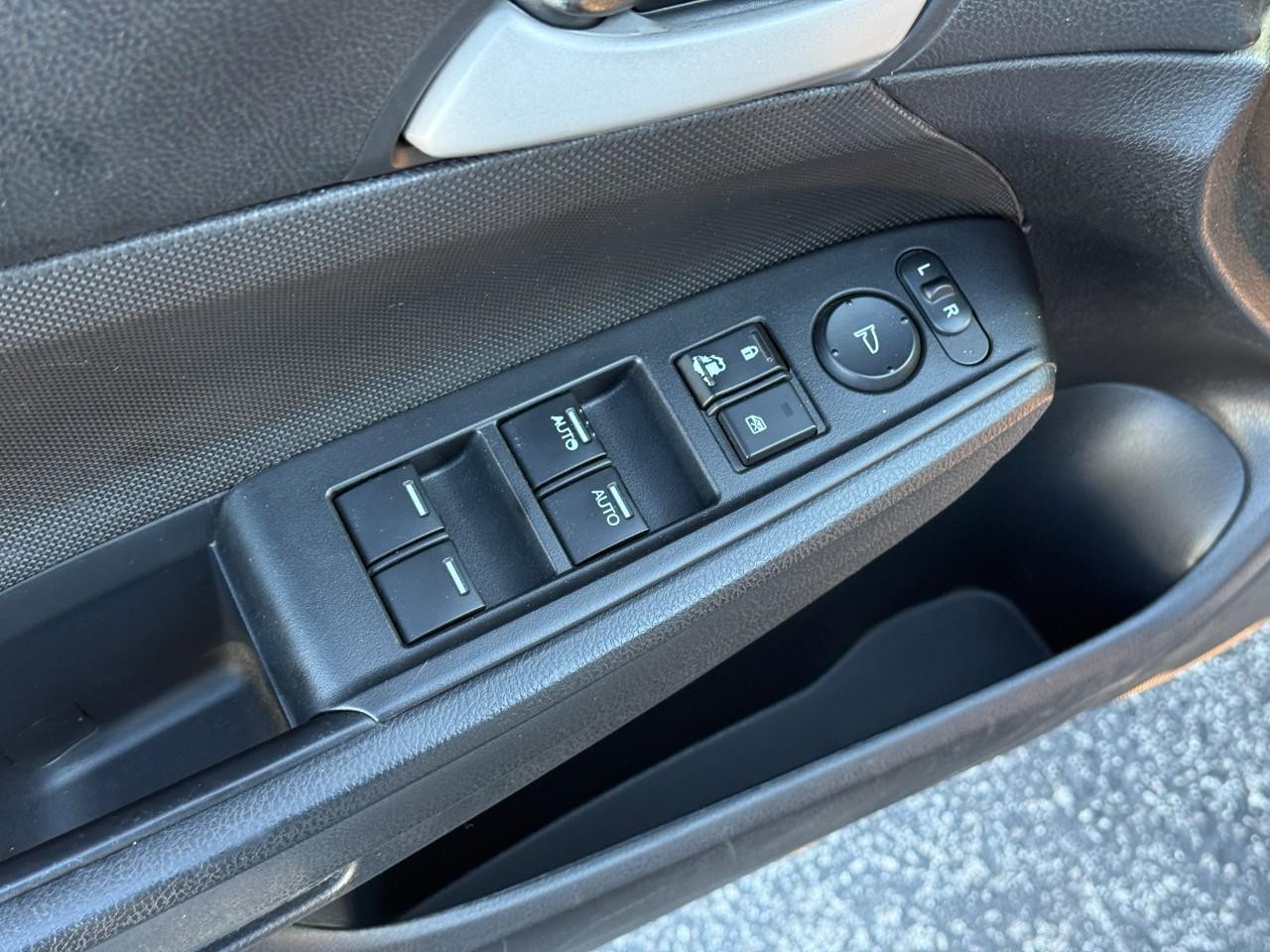 Honda Accord Sedan Vehicle Full-screen Gallery Image 15