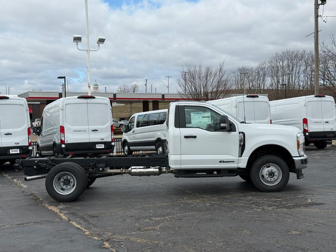 Ford Super Duty F-350 DRW Vehicle Full-screen Gallery Image 02