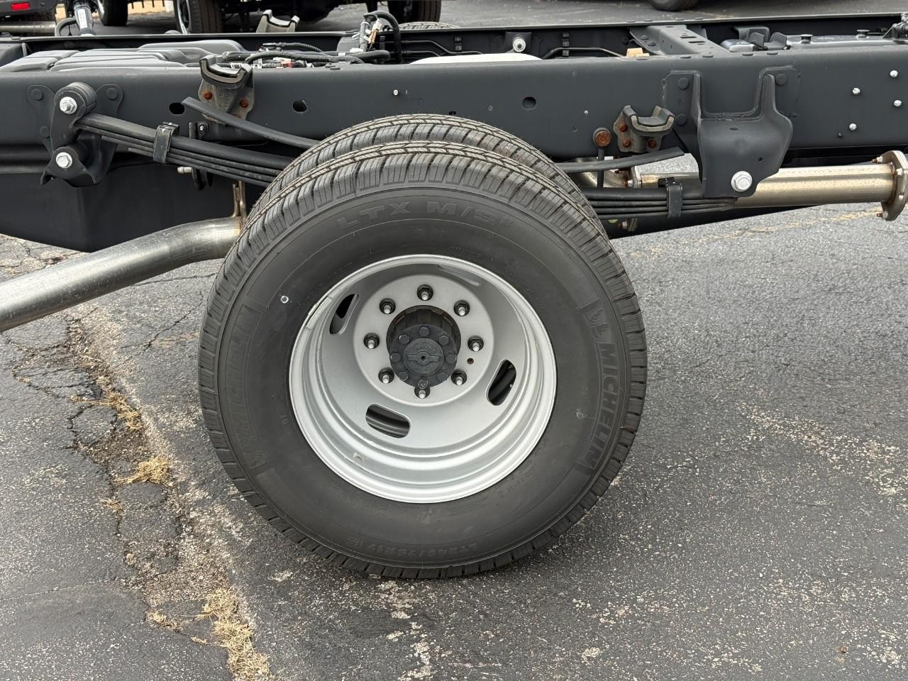 Ford Super Duty F-350 DRW Vehicle Full-screen Gallery Image 04