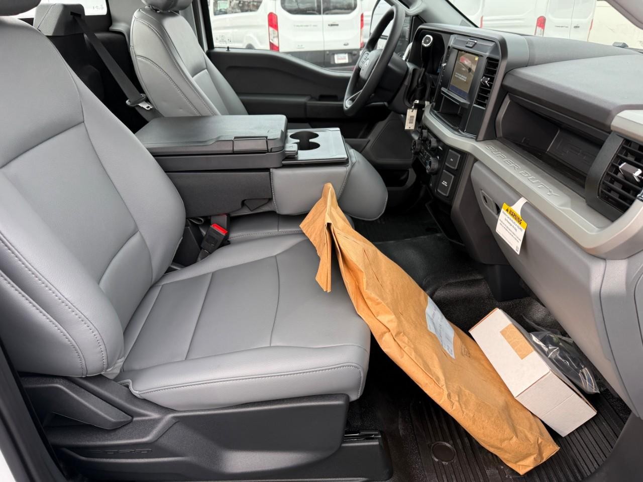 Ford Super Duty F-350 DRW Vehicle Full-screen Gallery Image 05