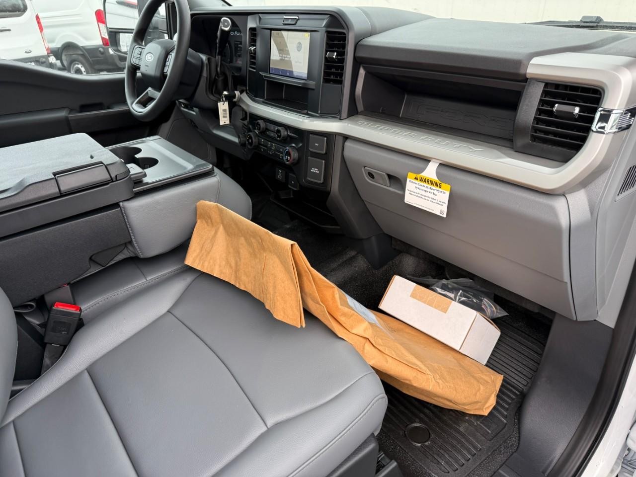 Ford Super Duty F-350 DRW Vehicle Full-screen Gallery Image 06