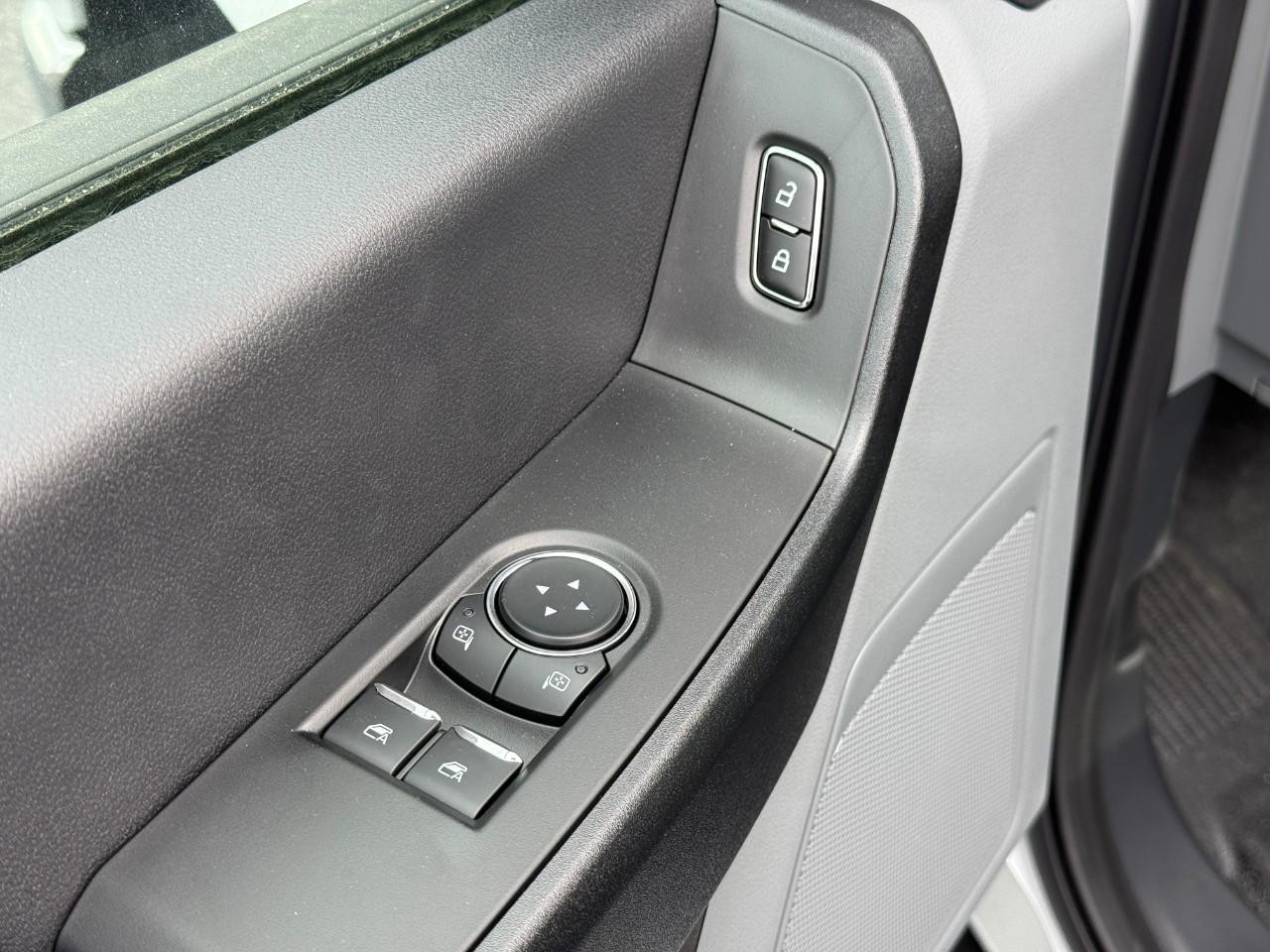 Ford Super Duty F-350 DRW Vehicle Full-screen Gallery Image 07