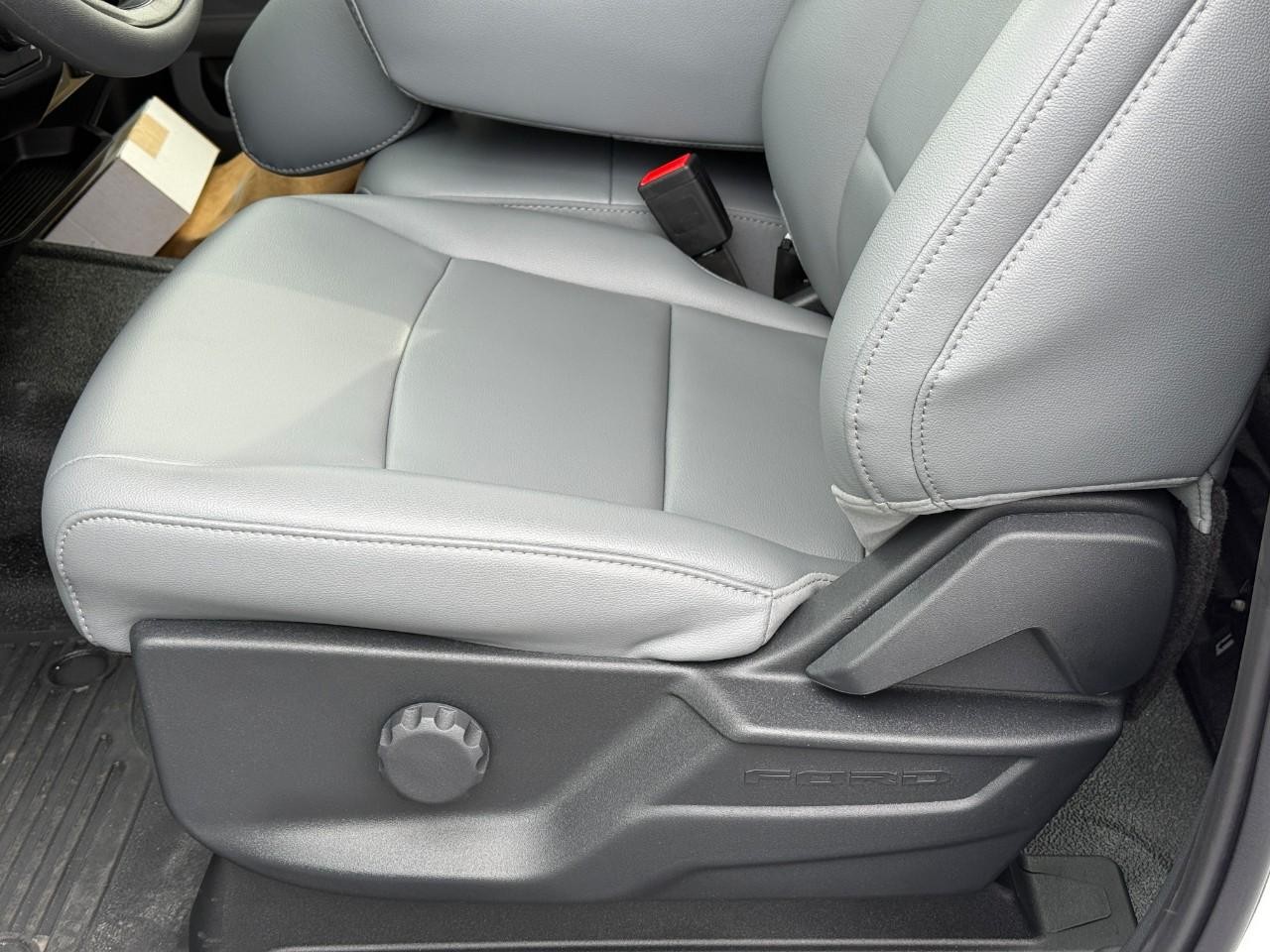 Ford Super Duty F-350 DRW Vehicle Full-screen Gallery Image 08