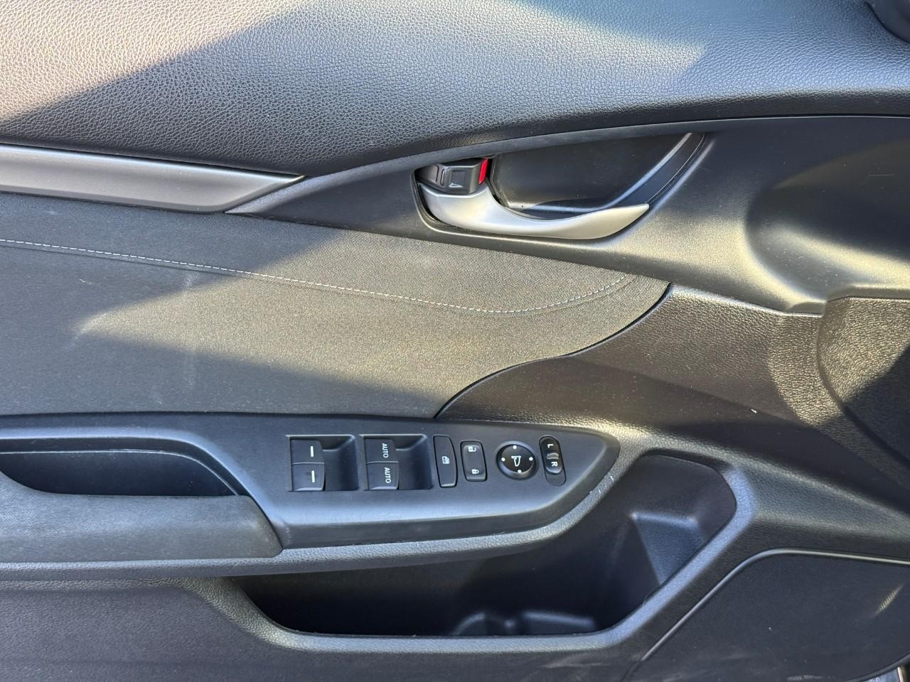 Honda Civic Hatchback Vehicle Full-screen Gallery Image 16