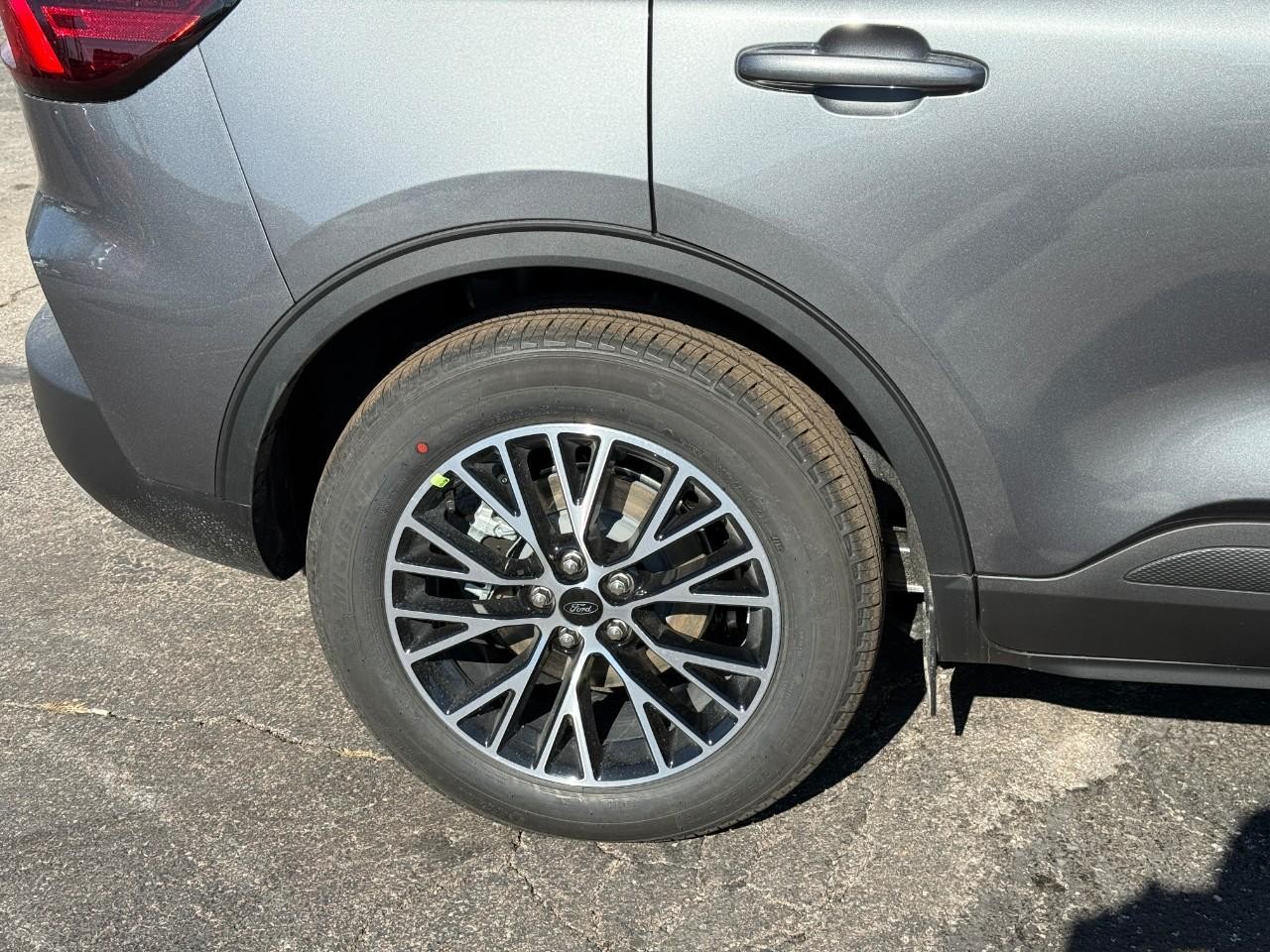 Ford Escape Vehicle Full-screen Gallery Image 04