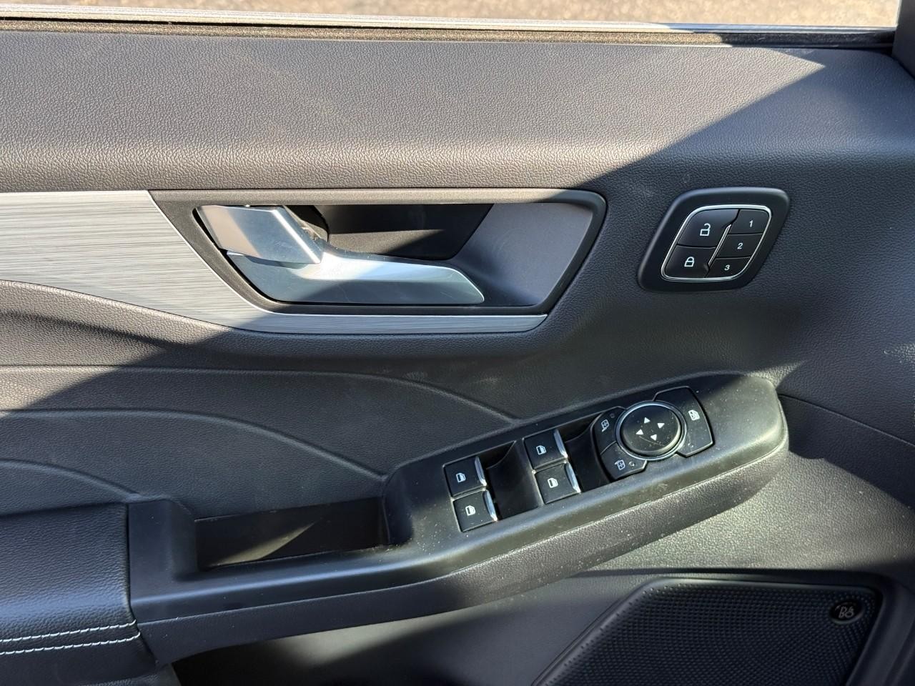 Ford Escape Vehicle Full-screen Gallery Image 10