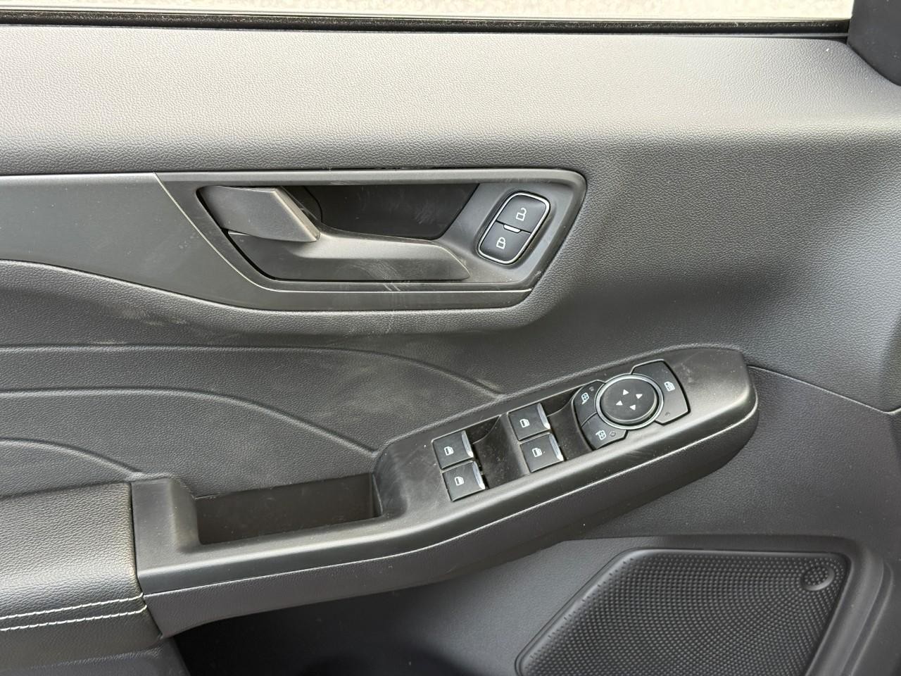 Ford Escape Vehicle Full-screen Gallery Image 11