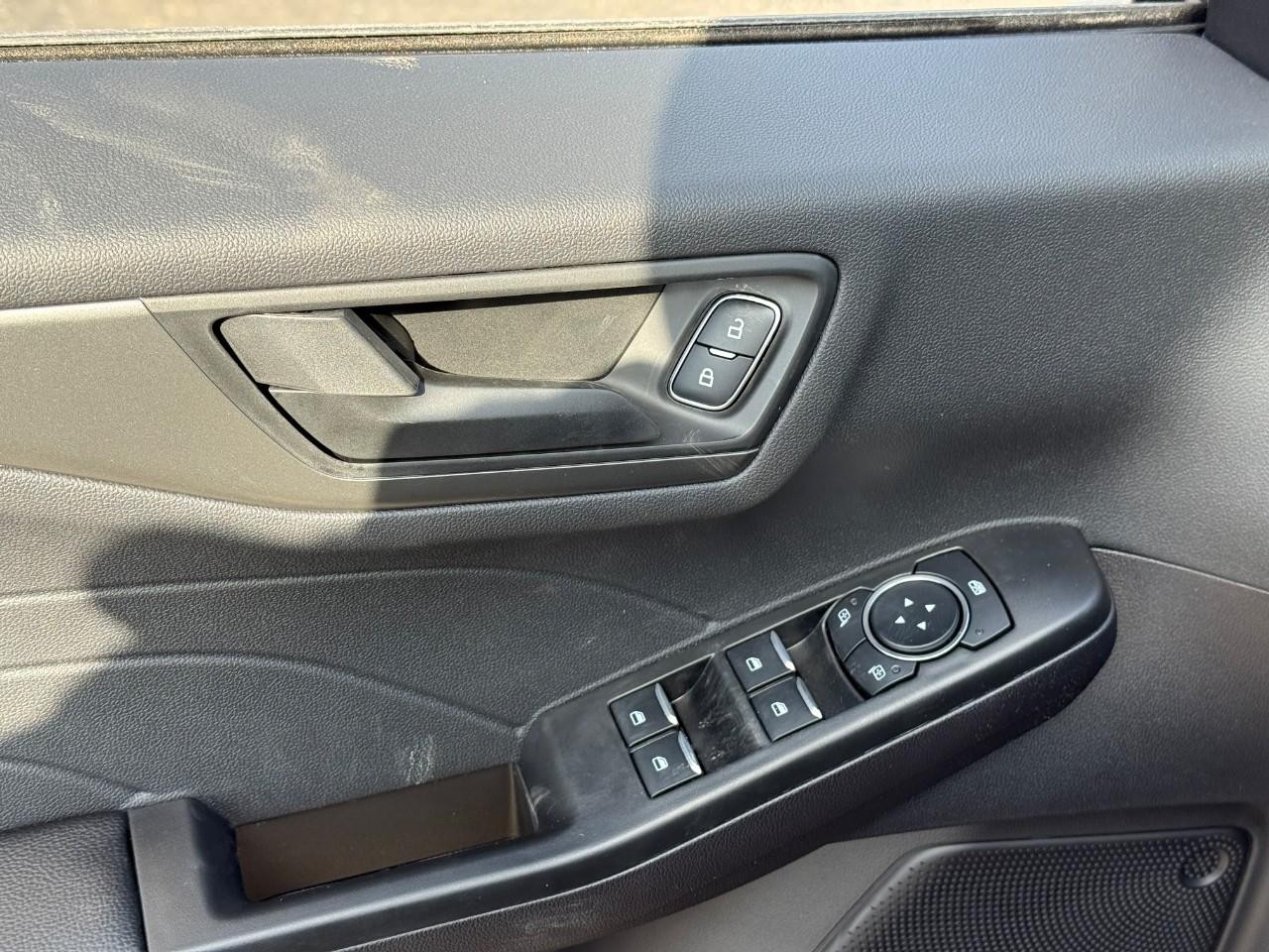 Ford Escape Vehicle Full-screen Gallery Image 11