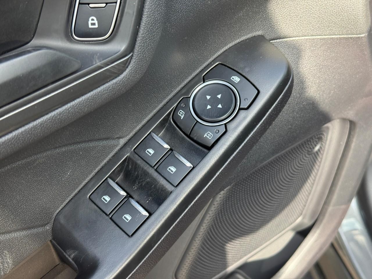 Ford Escape Vehicle Full-screen Gallery Image 12