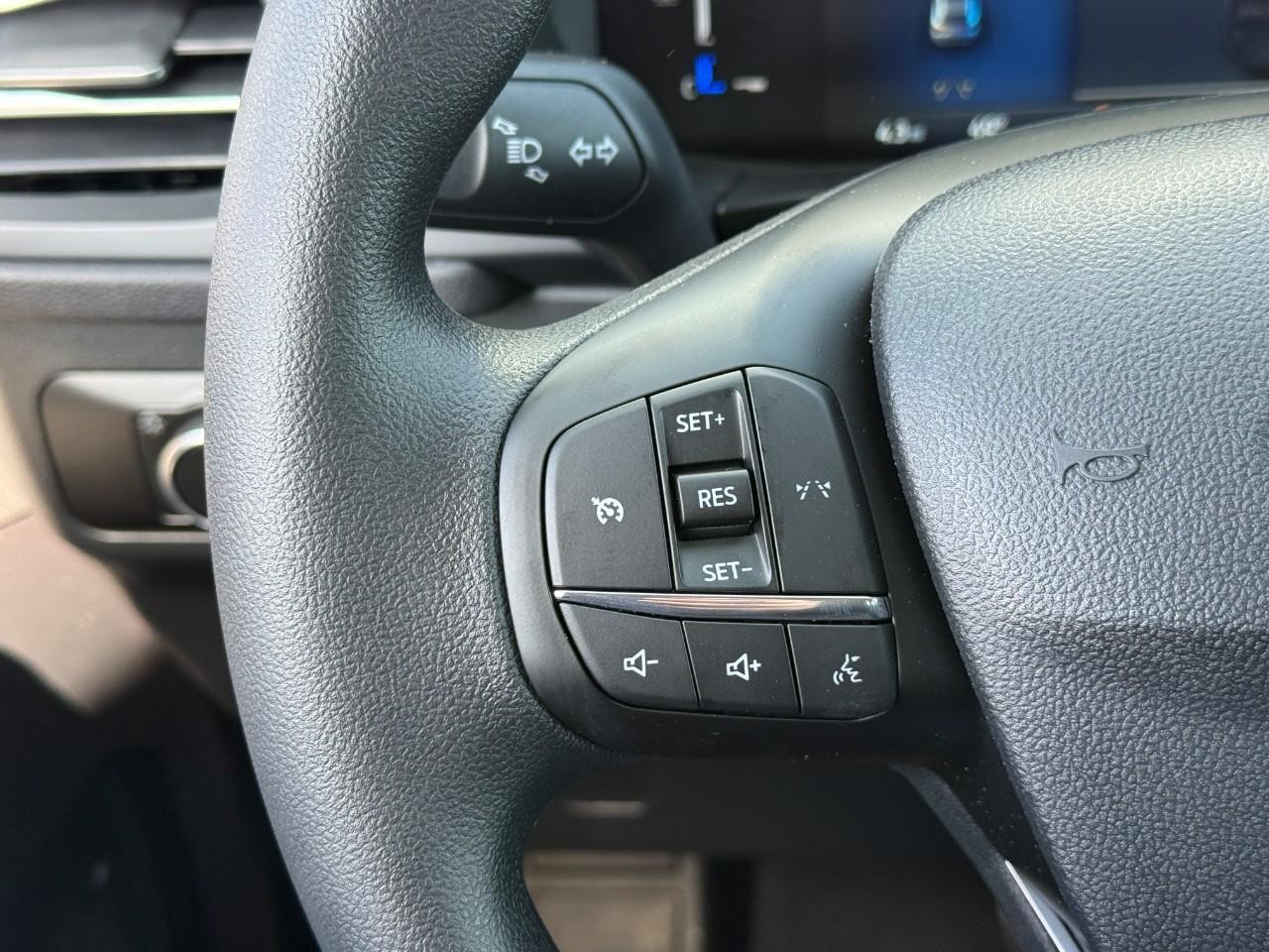 Ford Escape Vehicle Full-screen Gallery Image 15