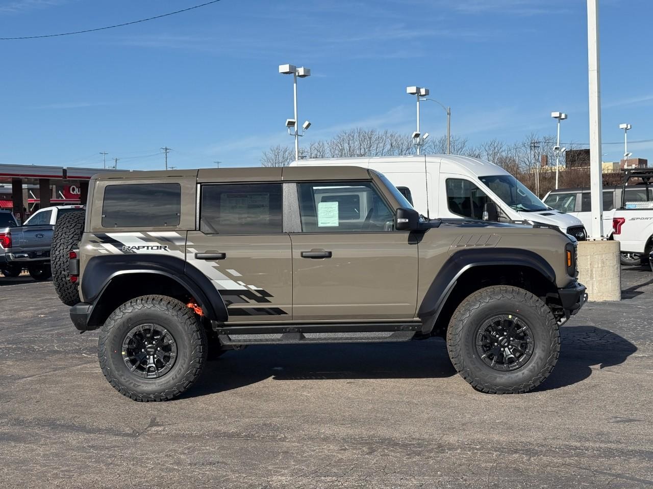 Ford Bronco Vehicle Full-screen Gallery Image 02