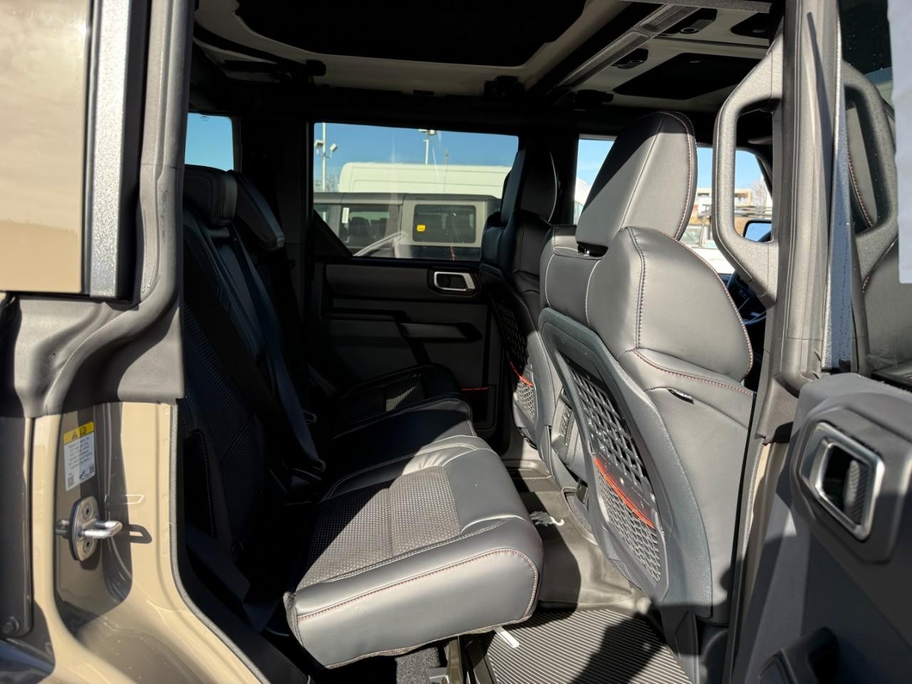 Ford Bronco Vehicle Full-screen Gallery Image 05