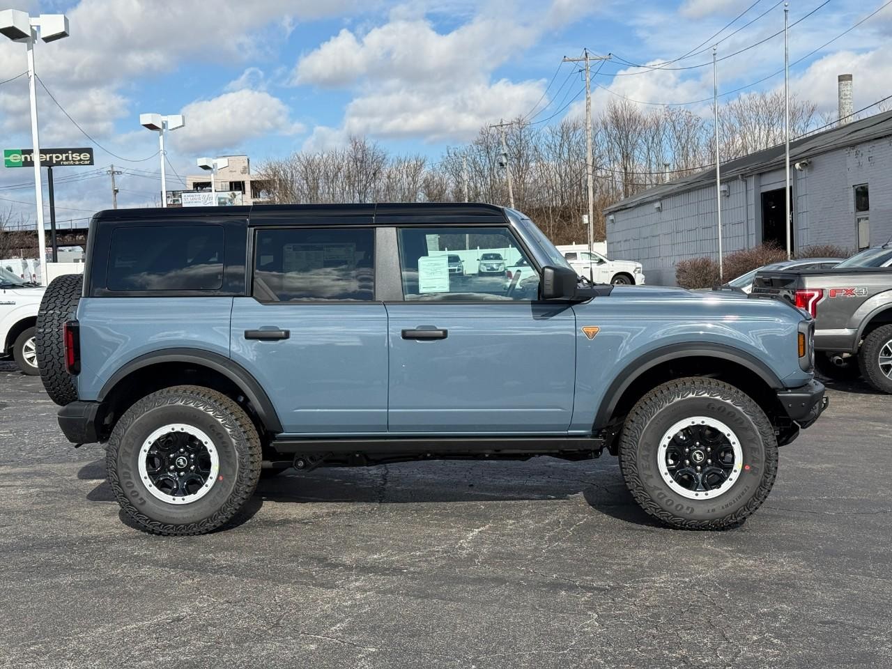 Ford Bronco Vehicle Full-screen Gallery Image 02