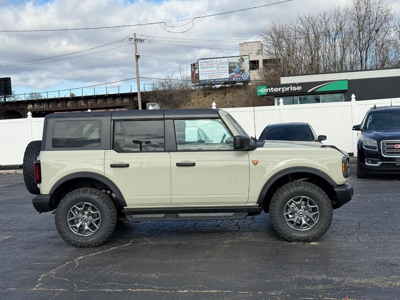 Ford Bronco Vehicle Full-screen Gallery Image 02