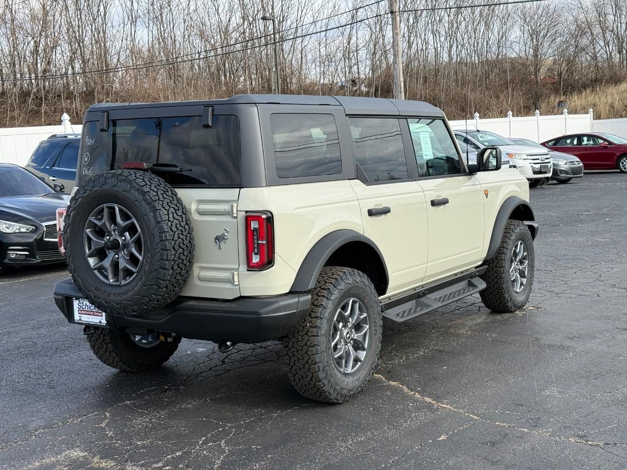 Ford Bronco Vehicle Full-screen Gallery Image 03