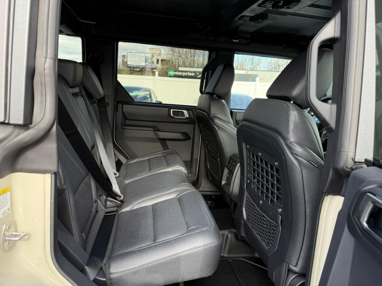 Ford Bronco Vehicle Full-screen Gallery Image 05