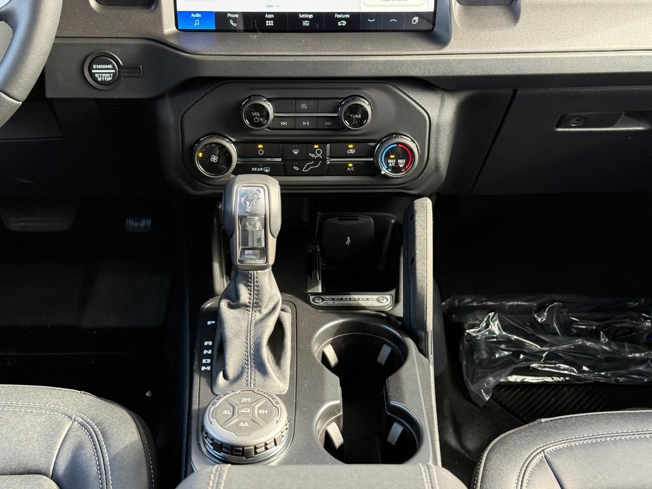 Ford Bronco Vehicle Full-screen Gallery Image 09