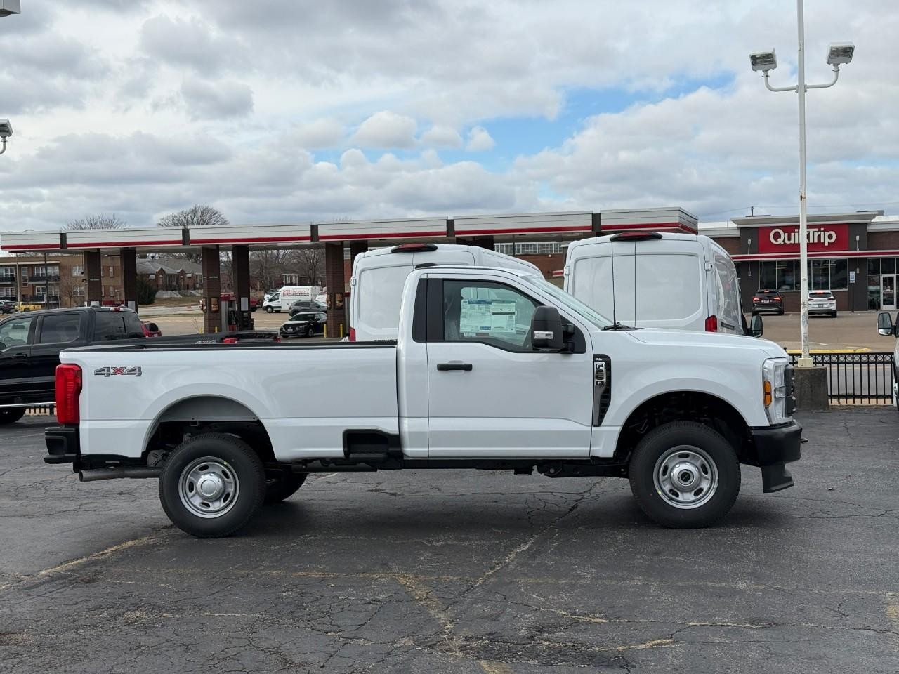 Ford Super Duty F-250 SRW Vehicle Full-screen Gallery Image 02