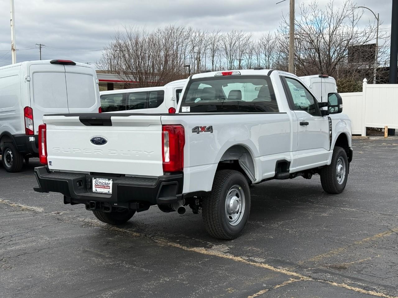 Ford Super Duty F-250 SRW Vehicle Full-screen Gallery Image 03