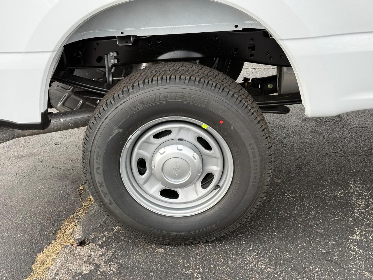 Ford Super Duty F-250 SRW Vehicle Full-screen Gallery Image 04