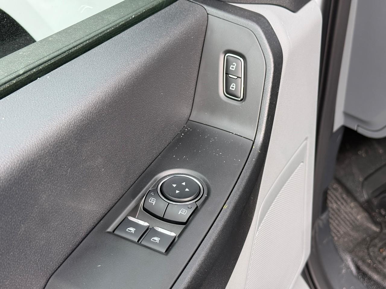 Ford Super Duty F-250 SRW Vehicle Full-screen Gallery Image 07