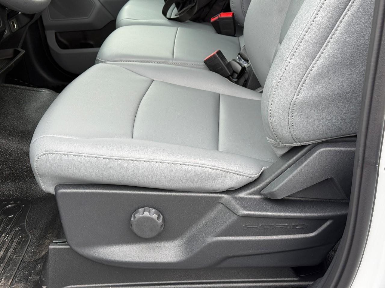 Ford Super Duty F-250 SRW Vehicle Full-screen Gallery Image 08