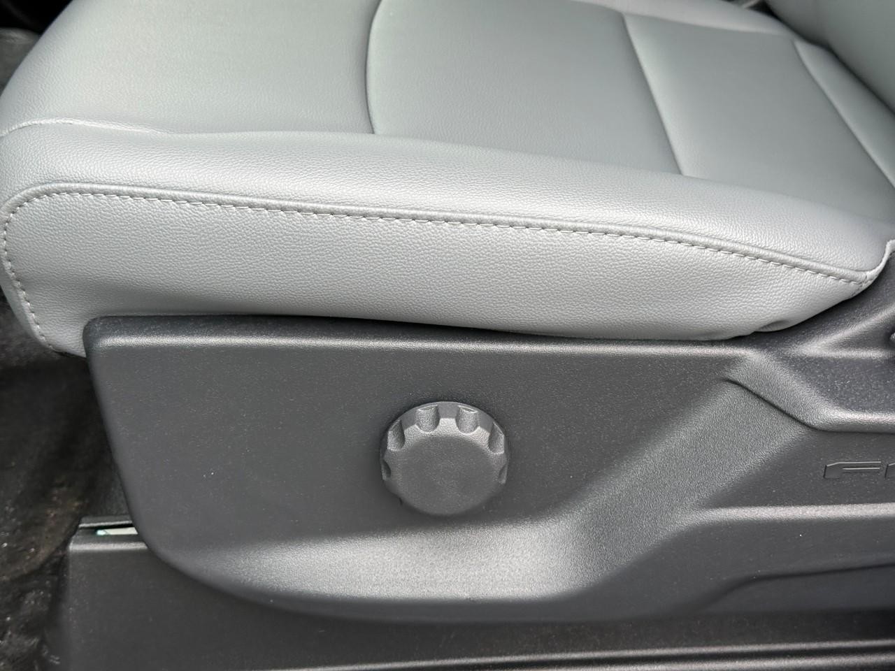 Ford Super Duty F-250 SRW Vehicle Full-screen Gallery Image 09