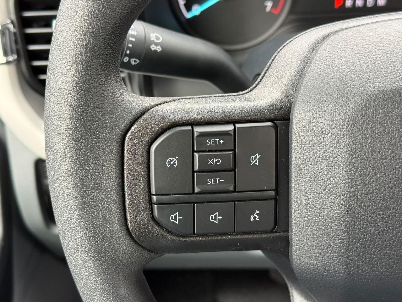 Ford Super Duty F-250 SRW Vehicle Full-screen Gallery Image 10