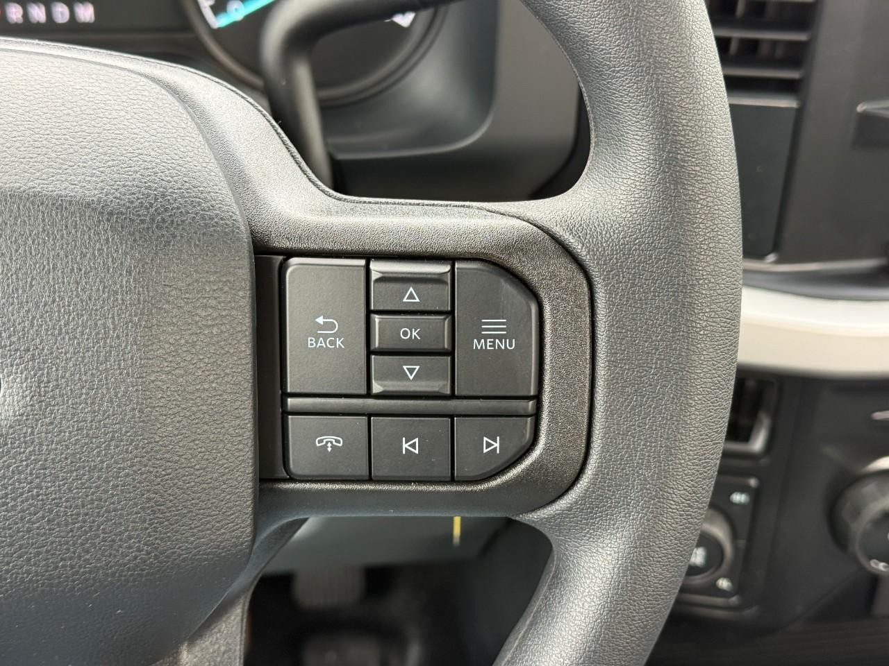 Ford Super Duty F-250 SRW Vehicle Full-screen Gallery Image 11