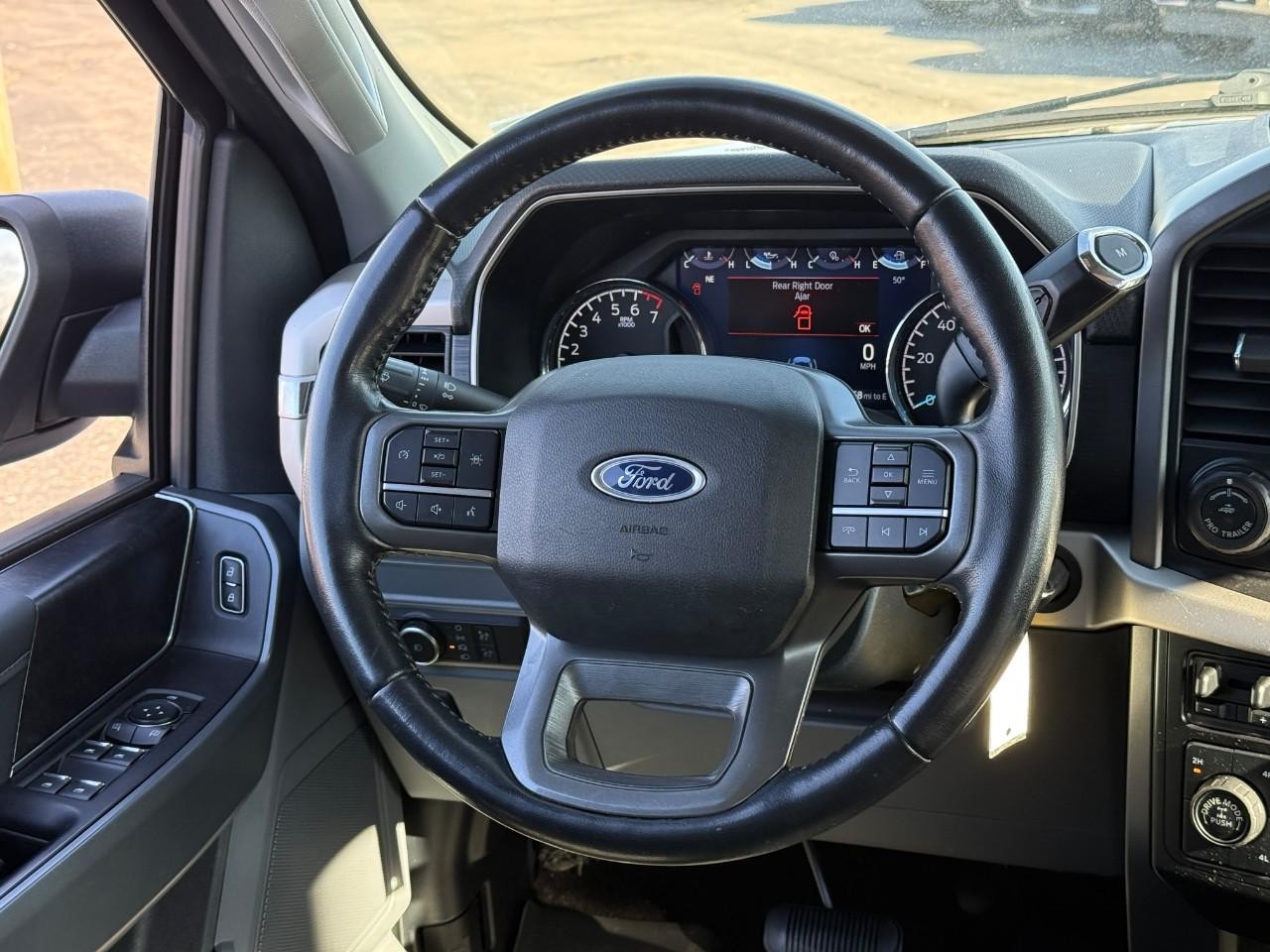 Ford F-150 Vehicle Full-screen Gallery Image 11