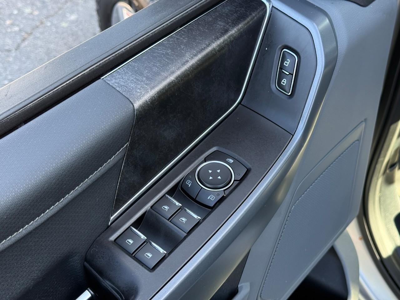 Ford F-150 Vehicle Full-screen Gallery Image 14