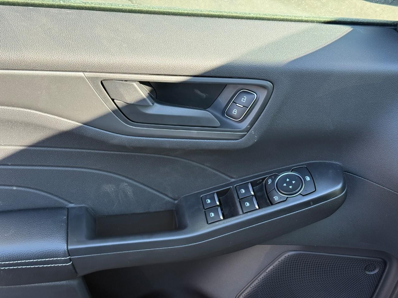 Ford Escape Vehicle Full-screen Gallery Image 12