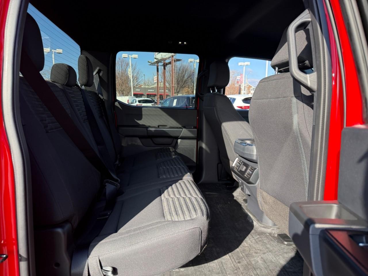 Ford F-150 Vehicle Full-screen Gallery Image 11