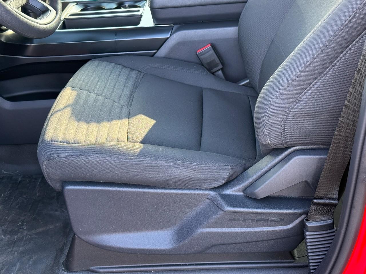 Ford F-150 Vehicle Full-screen Gallery Image 18