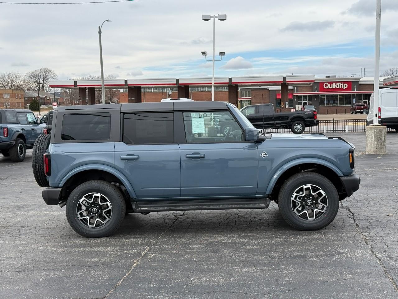 Ford Bronco Vehicle Full-screen Gallery Image 02