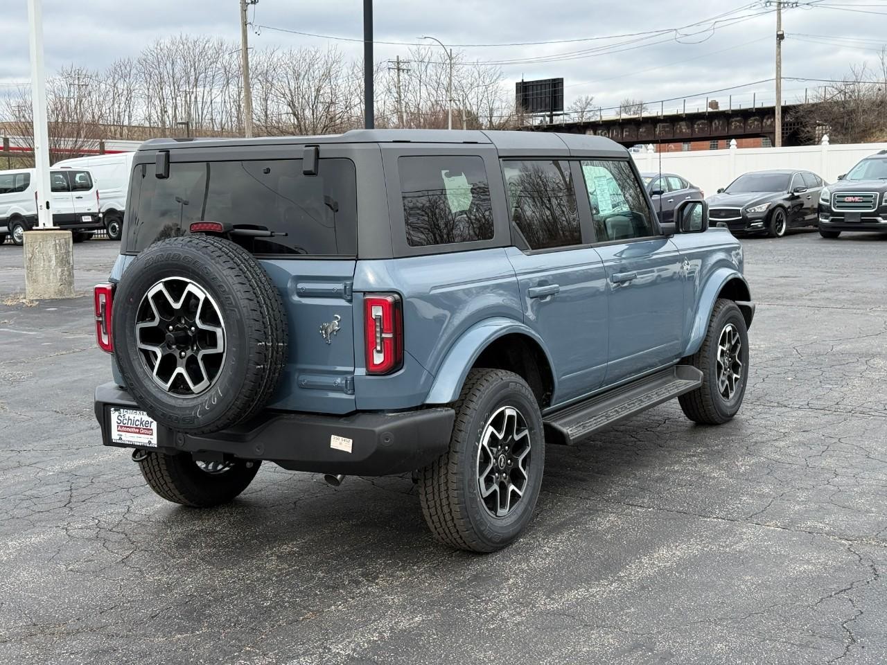 Ford Bronco Vehicle Full-screen Gallery Image 03