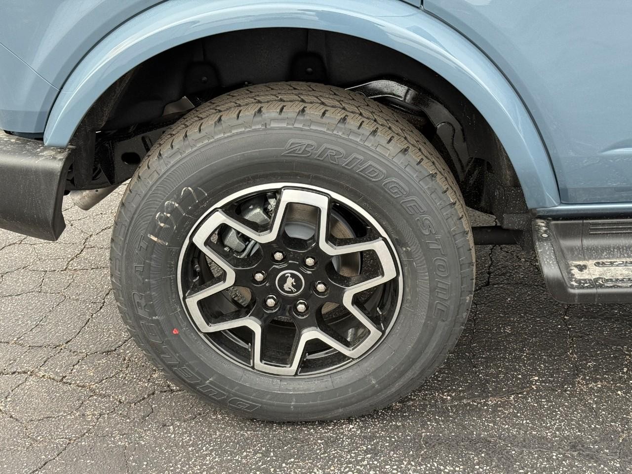 Ford Bronco Vehicle Full-screen Gallery Image 04