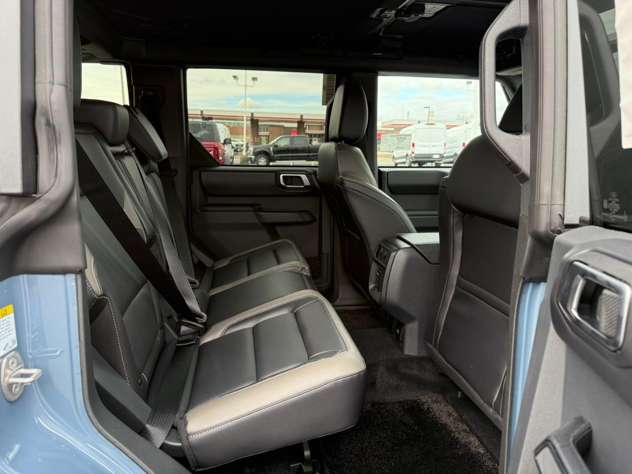 Ford Bronco Vehicle Full-screen Gallery Image 05