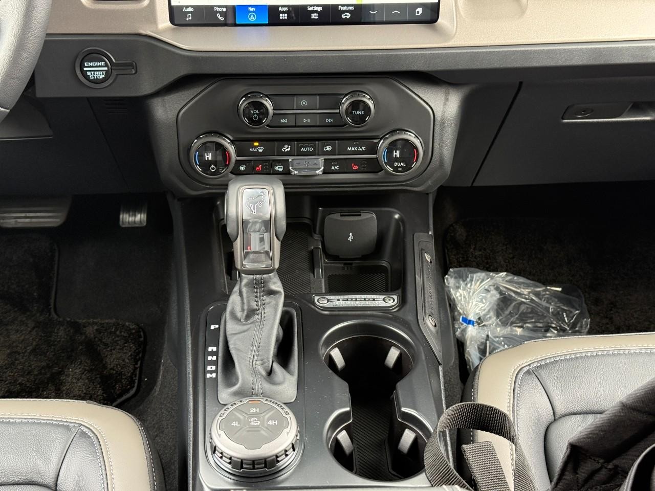 Ford Bronco Vehicle Full-screen Gallery Image 09