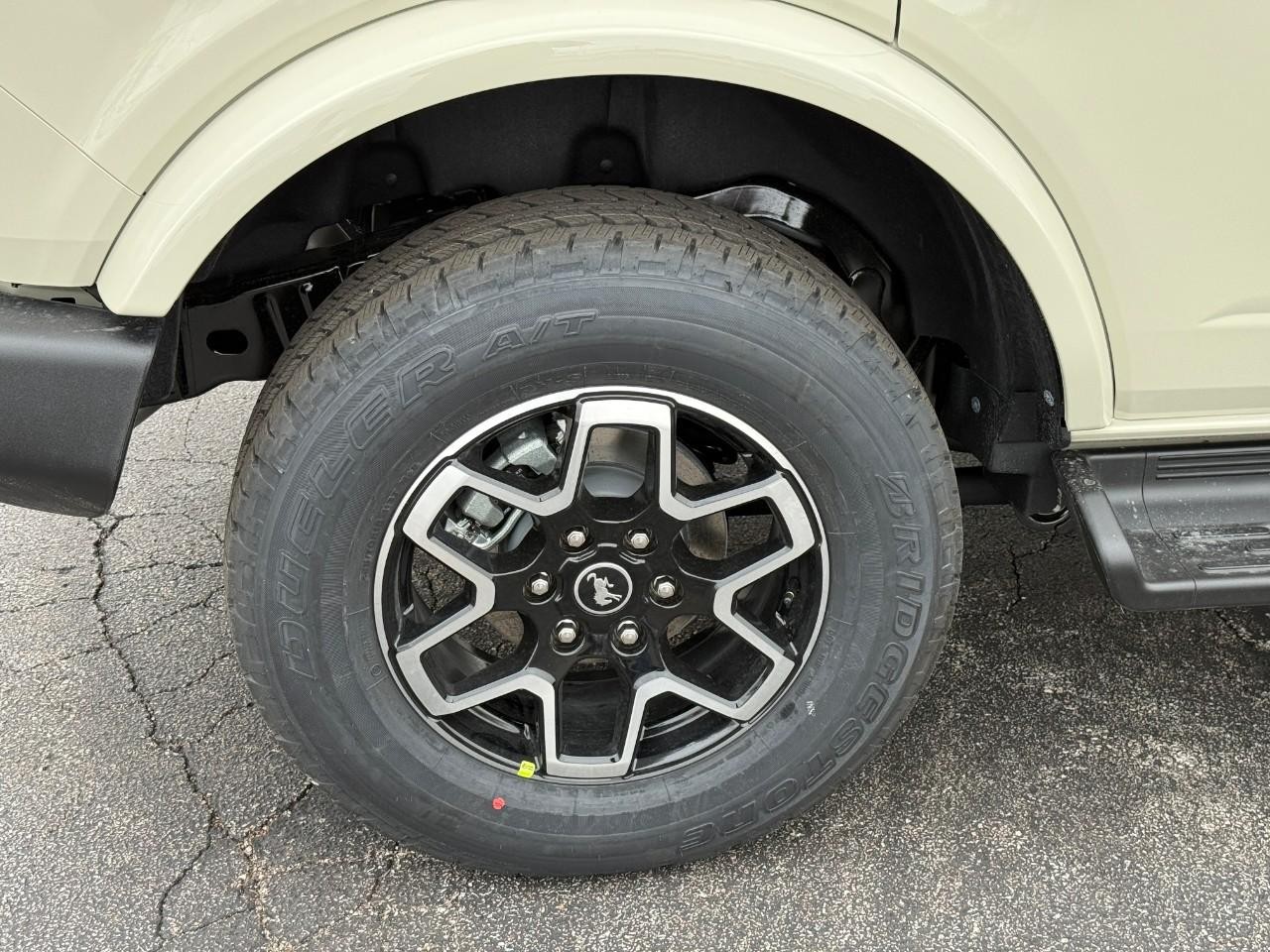 Ford Bronco Vehicle Full-screen Gallery Image 04