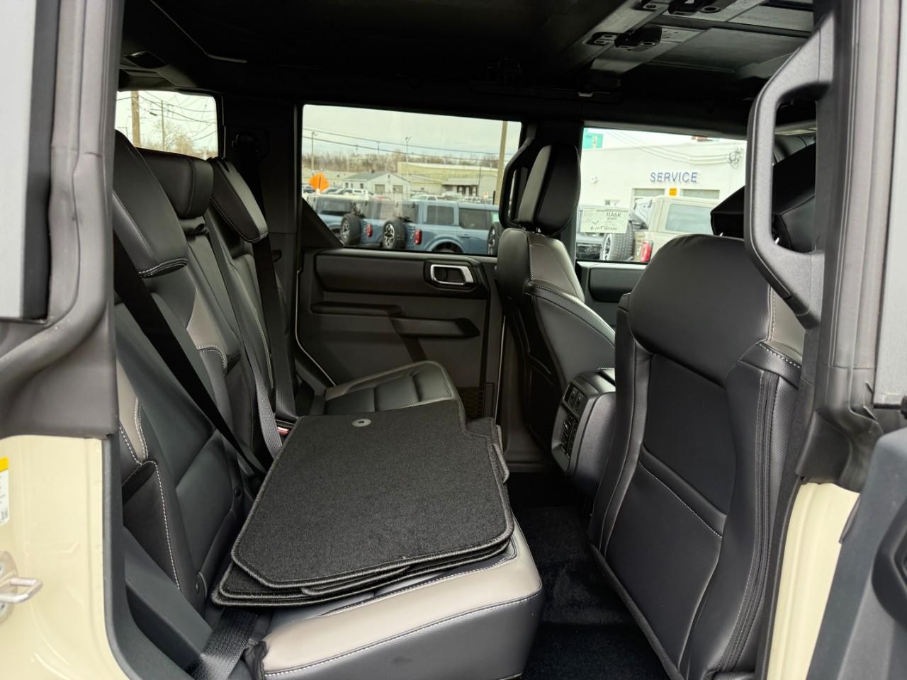 Ford Bronco Vehicle Full-screen Gallery Image 05