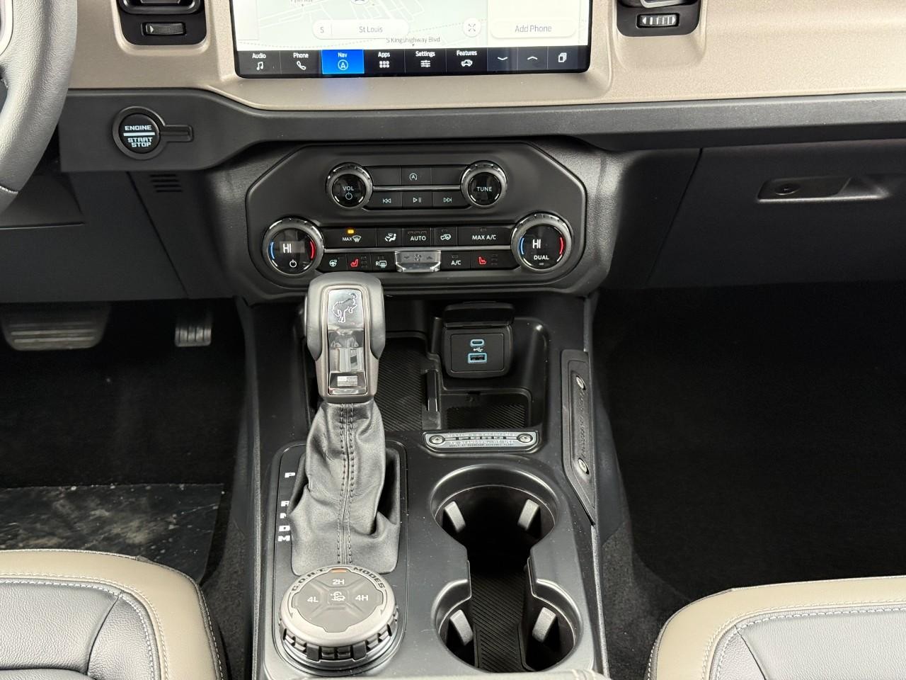 Ford Bronco Vehicle Full-screen Gallery Image 09