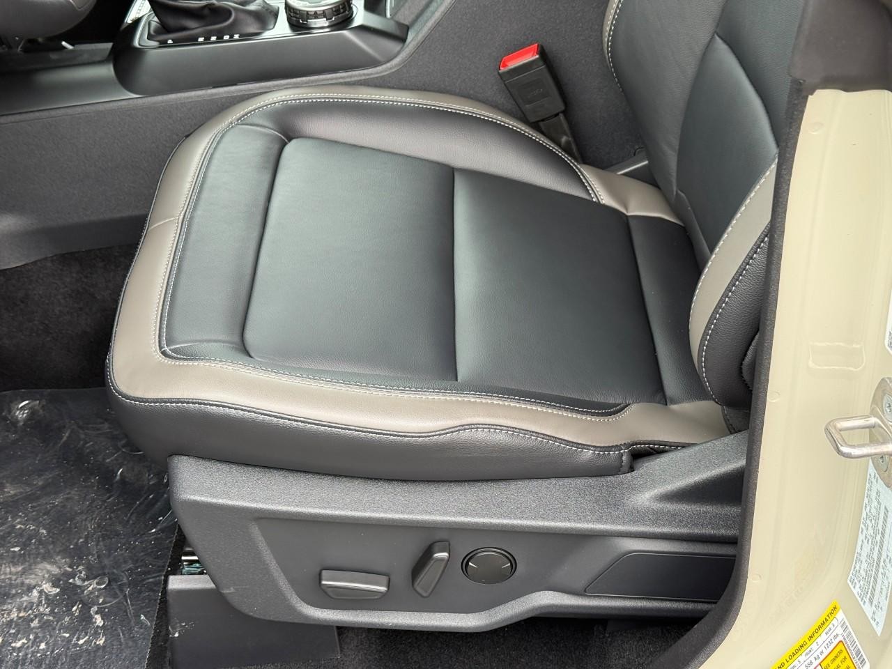 Ford Bronco Vehicle Full-screen Gallery Image 11