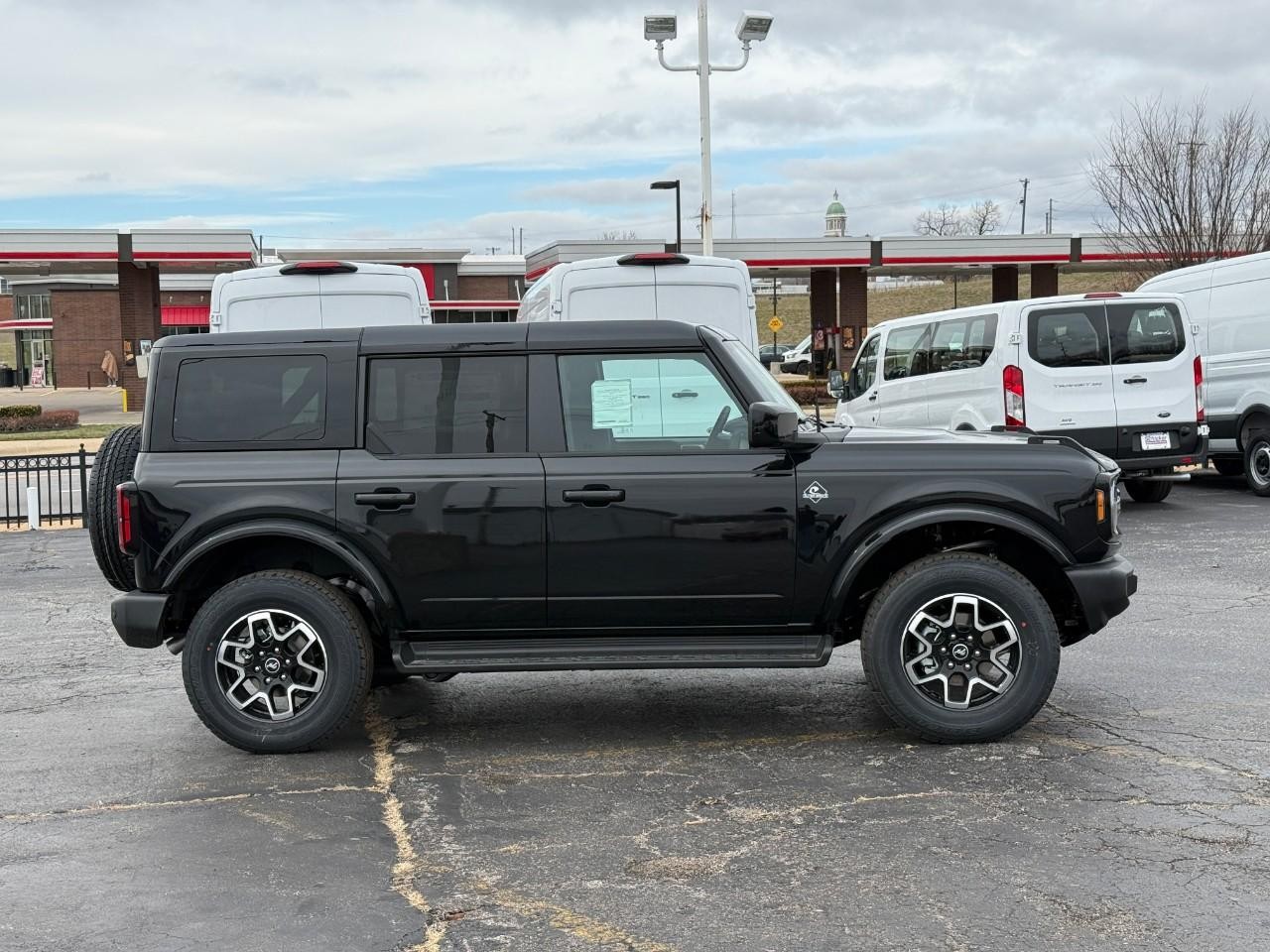Ford Bronco Vehicle Full-screen Gallery Image 02