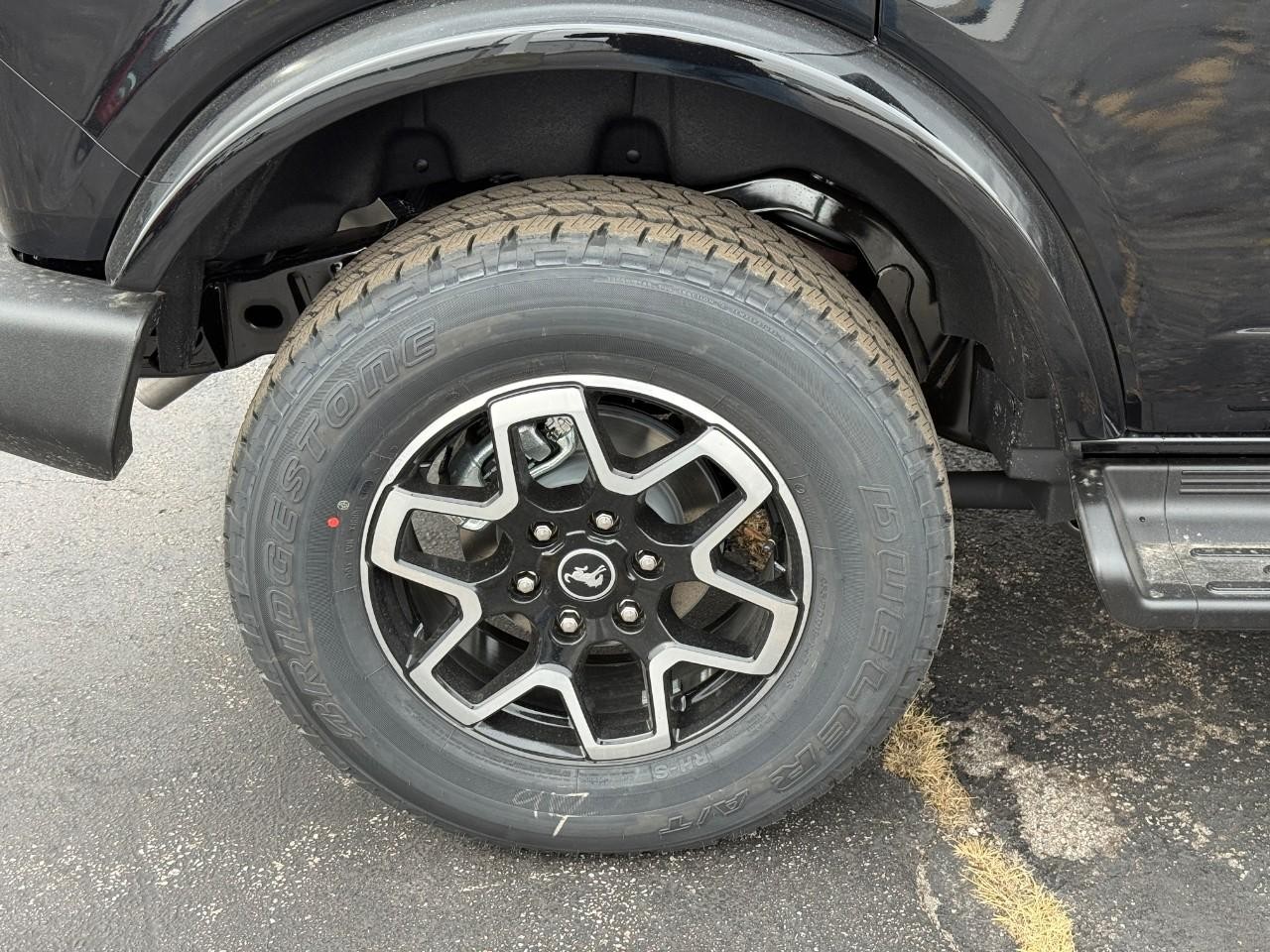 Ford Bronco Vehicle Full-screen Gallery Image 04