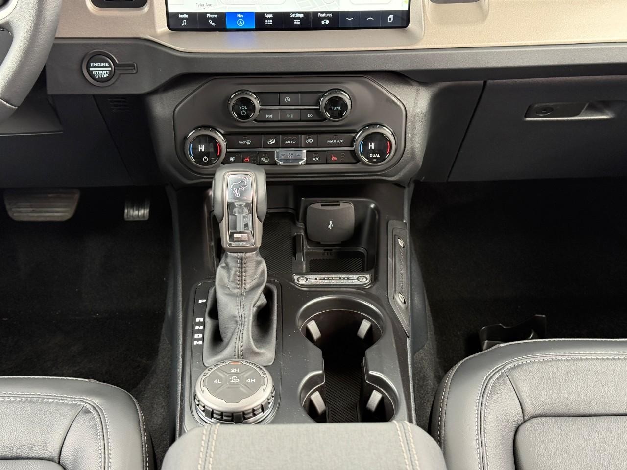 Ford Bronco Vehicle Full-screen Gallery Image 09