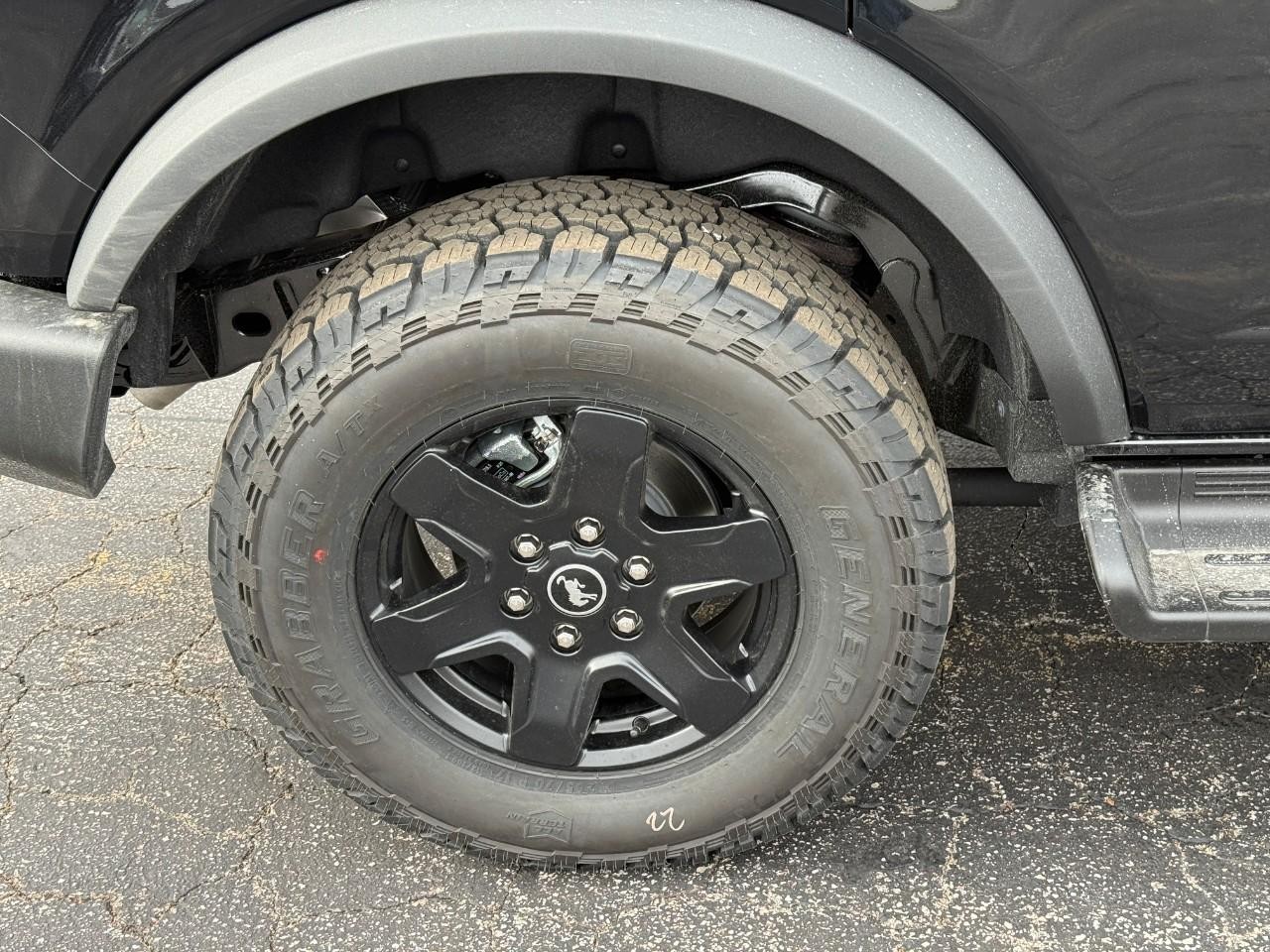 Ford Bronco Vehicle Full-screen Gallery Image 04