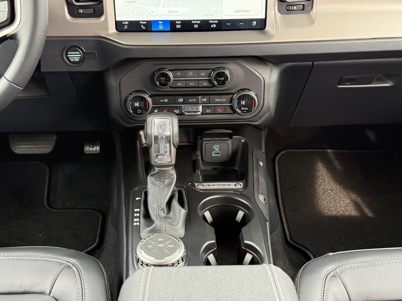 Ford Bronco Vehicle Full-screen Gallery Image 09