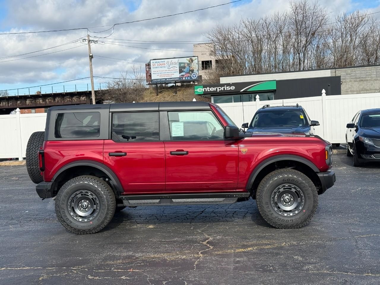 Ford Bronco Vehicle Full-screen Gallery Image 02